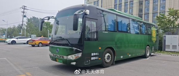 财牛股配 国安新涂装的新能源大巴投入使用，下午将拉一线队去工体踩场
