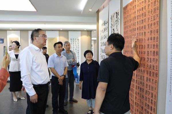 倍倍网 山东省烟台市职工书法、绘画、摄影作品展览开幕
